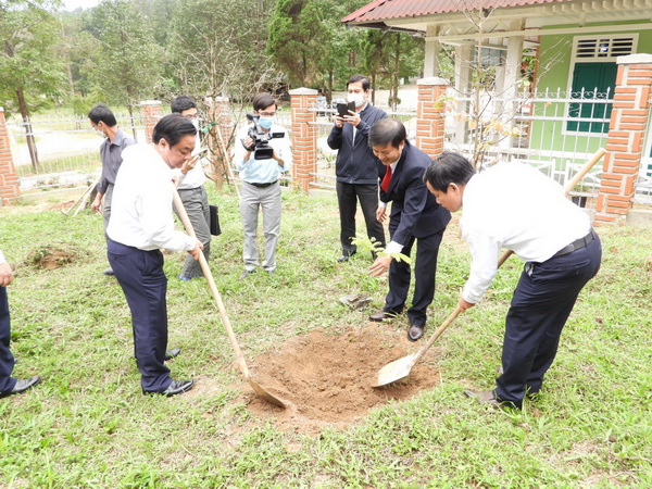 Vườn quốc gia Bạch Mã vinh dự đón Bộ trưởng bộ Nông  nghiệp và Phát triển Nông thôn Lê Minh Hoan đến thăm và trồng cây lưu niệm 