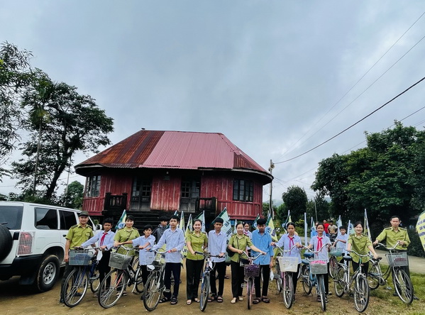Vườn quốc gia Bạch Mã phối hợp với các trường trên địa bàn vùng đệm tổ chức đạp xe kết hợp với phát thanh tuyên truyền lưu động bảo vệ rừng
