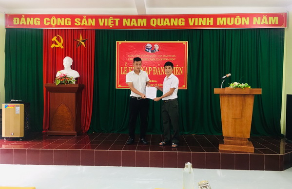 Chi bộ Trung tâm và Khoa học vườn quốc gia Bạch Mã tổ chức lễ kết nạp đảng viên mới