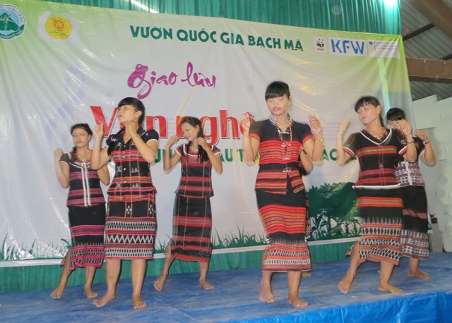 Văn nghệ tuyên truyền bảo vệ rừng tại xã Thượng Nhật, huyện Nam Đông, tỉnh Thừa Thiên Huế.