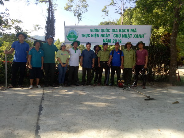 Vườn quốc gia Bạch Mã phối hợp với các tổ dân phố của Thị trấn Phú Lộc thực hiện Ngày chủ nhât xanh